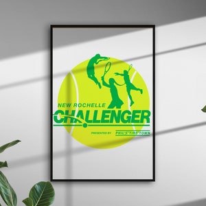 K&ouml;nnte beinhalten: Eine gr&uuml;ne und gelbe Tennisballgrafik mit zwei Tennisspielern in Silhouette. Der Text "New Rochelle Challenger" ist in Gr&uuml;n und der Text "Presented by Phil's Tire Town" ist in Schwarz geschrieben.