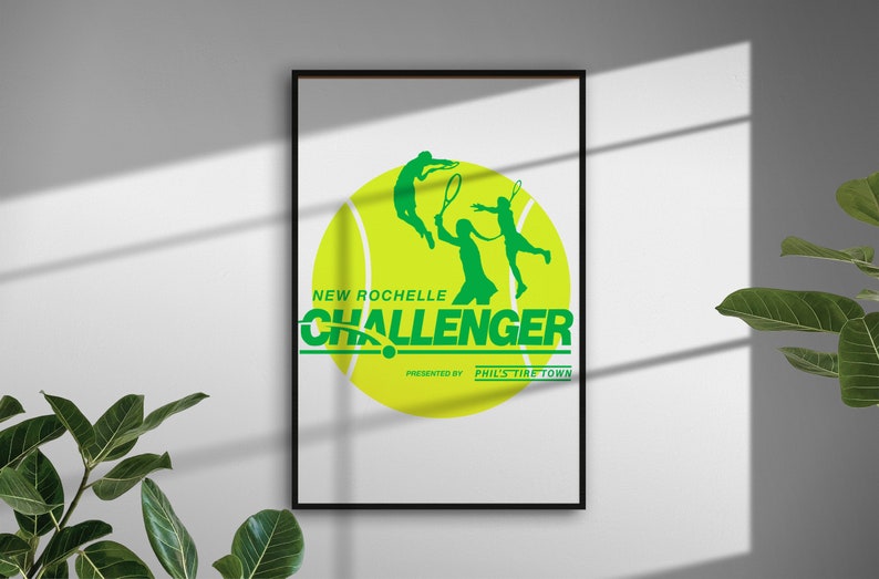 K&ouml;nnte beinhalten: Eine gr&uuml;ne und gelbe Tennisballgrafik mit zwei Tennisspielern in Silhouette. Der Text "New Rochelle Challenger" ist in Gr&uuml;n und der Text "Presented by Phil's Tire Town" ist in Schwarz geschrieben.