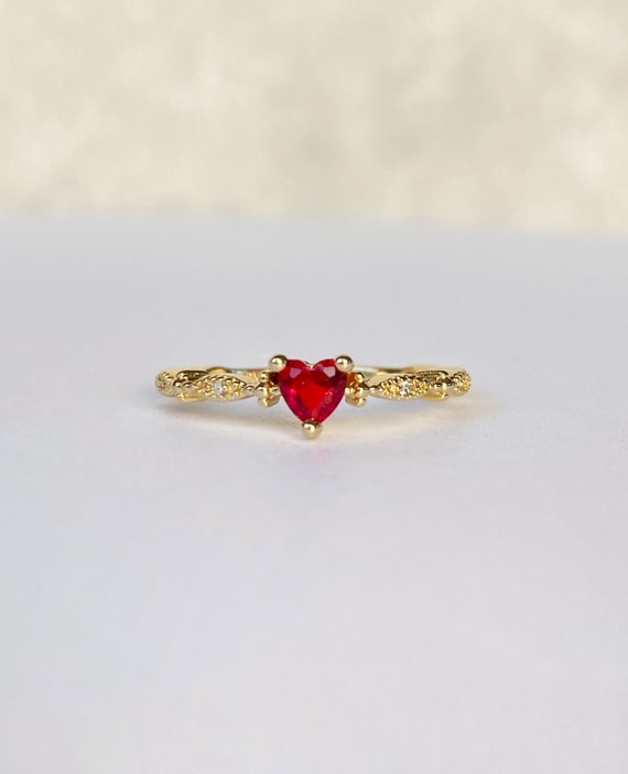 Gold-plated solitaire ring with red heart-shaped stone | THOMAS SABO