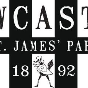 Op de afbeelding: Zwart-wit logo voor Newcastle Football Club. Het logo bevat de woorden "NEWCASTLE" in een vetgedrukt, vintage lettertype, gevolgd door "ST. JAMES' PARK" in een kleiner lettertype. Onder de tekst bevindt zich een zwart-witte illustratie van een vogel met een hoge hoed, met de nummers "18" en "92" aan weerszijden.