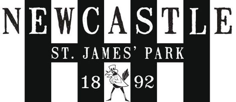 Op de afbeelding: Zwart-wit logo voor Newcastle Football Club. Het logo bevat de woorden "NEWCASTLE" in een vetgedrukt, vintage lettertype, gevolgd door "ST. JAMES' PARK" in een kleiner lettertype. Onder de tekst bevindt zich een zwart-witte illustratie van een vogel met een hoge hoed, met de nummers "18" en "92" aan weerszijden.