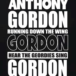 Może przedstawiać: Czarne tło z białym tekstem. Tekst brzmi "ANTHONY GORDON" i "RUNNING DOWN THE WING". Poniżej wyświetlany jest tekst "GORDON" i "HEAR THE GEORDIES SING". Tekst "GORDON" i "WE'RE ALL GOING TO MADRID" znajduje się na dole.