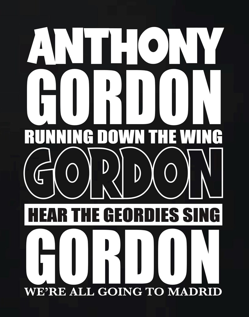 Może przedstawiać: Czarne tło z białym tekstem. Tekst brzmi "ANTHONY GORDON" i "RUNNING DOWN THE WING". Poniżej wyświetlany jest tekst "GORDON" i "HEAR THE GEORDIES SING". Tekst "GORDON" i "WE'RE ALL GOING TO MADRID" znajduje się na dole.