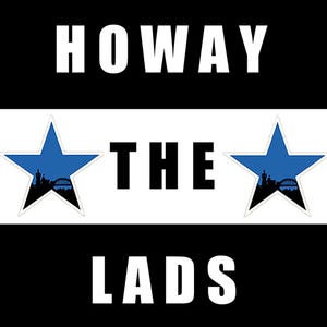 Puede incluir: Gr&aacute;fico en blanco y negro con el texto "HOWAY THE LADS" en blanco. Dos estrellas azules con una silueta de ciudad dentro de cada estrella est&aacute;n a cada lado del texto.