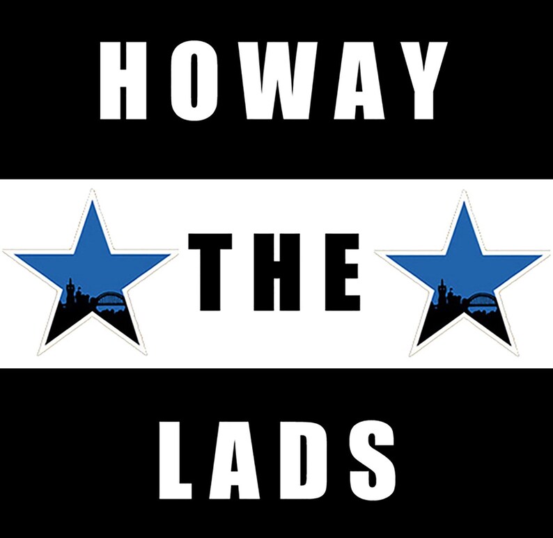 Puede incluir: Gr&aacute;fico en blanco y negro con el texto "HOWAY THE LADS" en blanco. Dos estrellas azules con una silueta de ciudad dentro de cada estrella est&aacute;n a cada lado del texto.