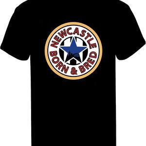 Puede incluir: Camiseta negra con un gr&aacute;fico circular blanco y rojo. El c&iacute;rculo tiene un fondo rayado en blanco y negro con una estrella azul y el texto "NEWCASTLE BORN & BRED".