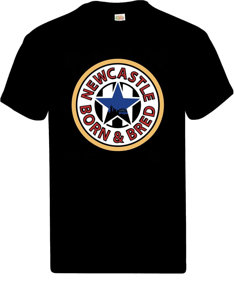 Puede incluir: Camiseta negra con un gr&aacute;fico circular blanco y rojo. El c&iacute;rculo tiene un fondo rayado en blanco y negro con una estrella azul y el texto "NEWCASTLE BORN & BRED".