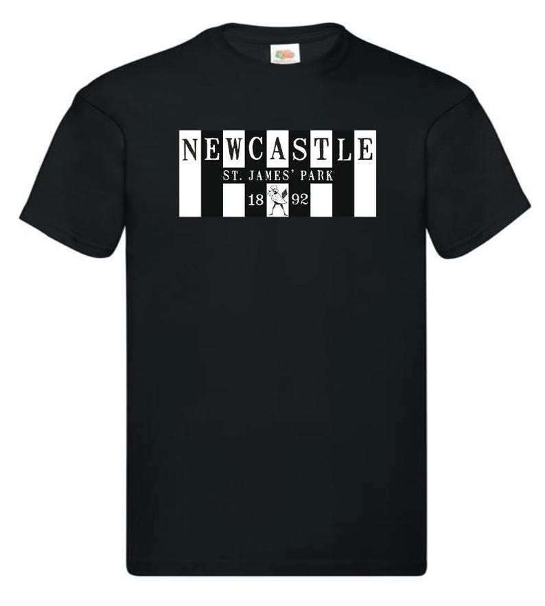 Op de afbeelding: Zwart T-shirt met een witte afbeelding van het logo van de Newcastle United Football Club. Het logo bevat de tekst "NEWCASTLE", "ST. JAMES' PARK" en de jaren "1892".