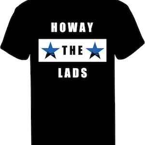 Puede incluir: Camiseta negra con texto blanco que dice "Howay the Lads" con dos estrellas azules a cada lado de la palabra "the".