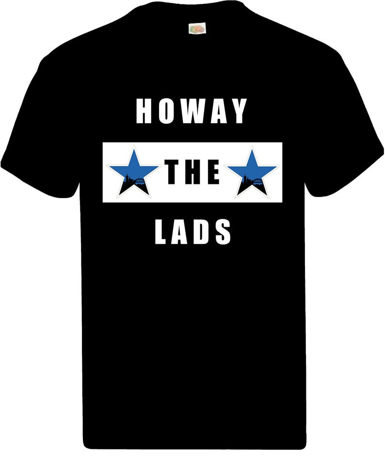 Puede incluir: Camiseta negra con texto blanco que dice "Howay the Lads" con dos estrellas azules a cada lado de la palabra "the".