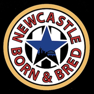 Puede incluir: Un logotipo circular en blanco y negro con un contorno dorado. El logotipo presenta una estrella azul de cinco puntas con una silueta de un horizonte de ciudad en su interior. El texto "NEWCASTLE BORN & BRED" est&aacute; escrito en una fuente circular roja y blanca alrededor de la estrella.