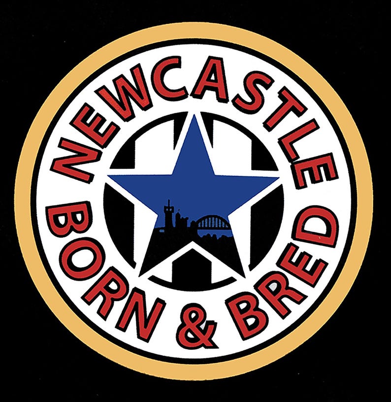 Puede incluir: Un logotipo circular en blanco y negro con un contorno dorado. El logotipo presenta una estrella azul de cinco puntas con una silueta de un horizonte de ciudad en su interior. El texto "NEWCASTLE BORN & BRED" est&aacute; escrito en una fuente circular roja y blanca alrededor de la estrella.