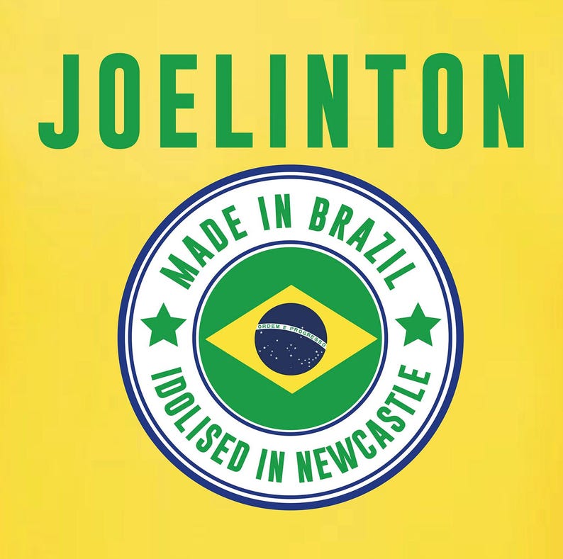 Puede incluir: Un fondo amarillo con el texto "JOELINGTON" en letras verdes. Debajo del texto hay un c&iacute;rculo azul y blanco con una estrella blanca a cada lado. Dentro del c&iacute;rculo est&aacute; el texto "MADE IN BRAZIL IDOLISED IN NEWCASTLE" y una bandera brasile&ntilde;a verde, amarilla y azul.