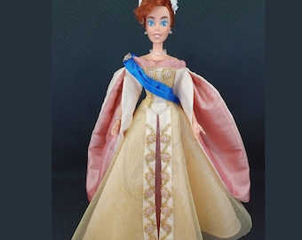 anastasia doll blue dress So Anastasia came with only her blue gown so I quickly slapped together a pair of opera gloves and a fur stole as well as strung... @dolljunk on Tumblr
