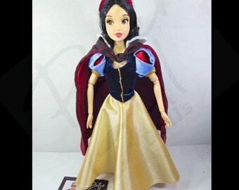 Disney Schneewittchen inspirierte handgefertigte Puppe nach Maß Kleid, blaues Kleid und roter Umhang