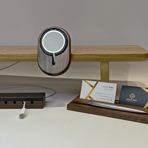 Een set van drie stuks in zwart walnoot met keuze uit: MagSafe-houder, kabelopberger, visitekaarthouder, pennenetui, horlogestandaard.