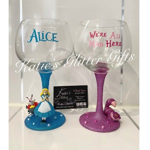 Alicia en el país de las maravillas y gato de Cheshire Disney Vino brillante hecho a mano o copa de ginebra - usted elige el color - Se puede personalizar