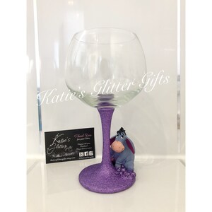 Winnie the Pooh’s Eeyore handmade Disney glitter wine and gin glass. Can be personalised. You choose colour glitter.