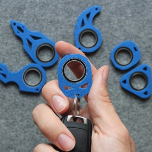 Spinly Fidget Keychain -BLUE- edition Key Spinner for cool moves - Karambit Style Keychain - Keyring