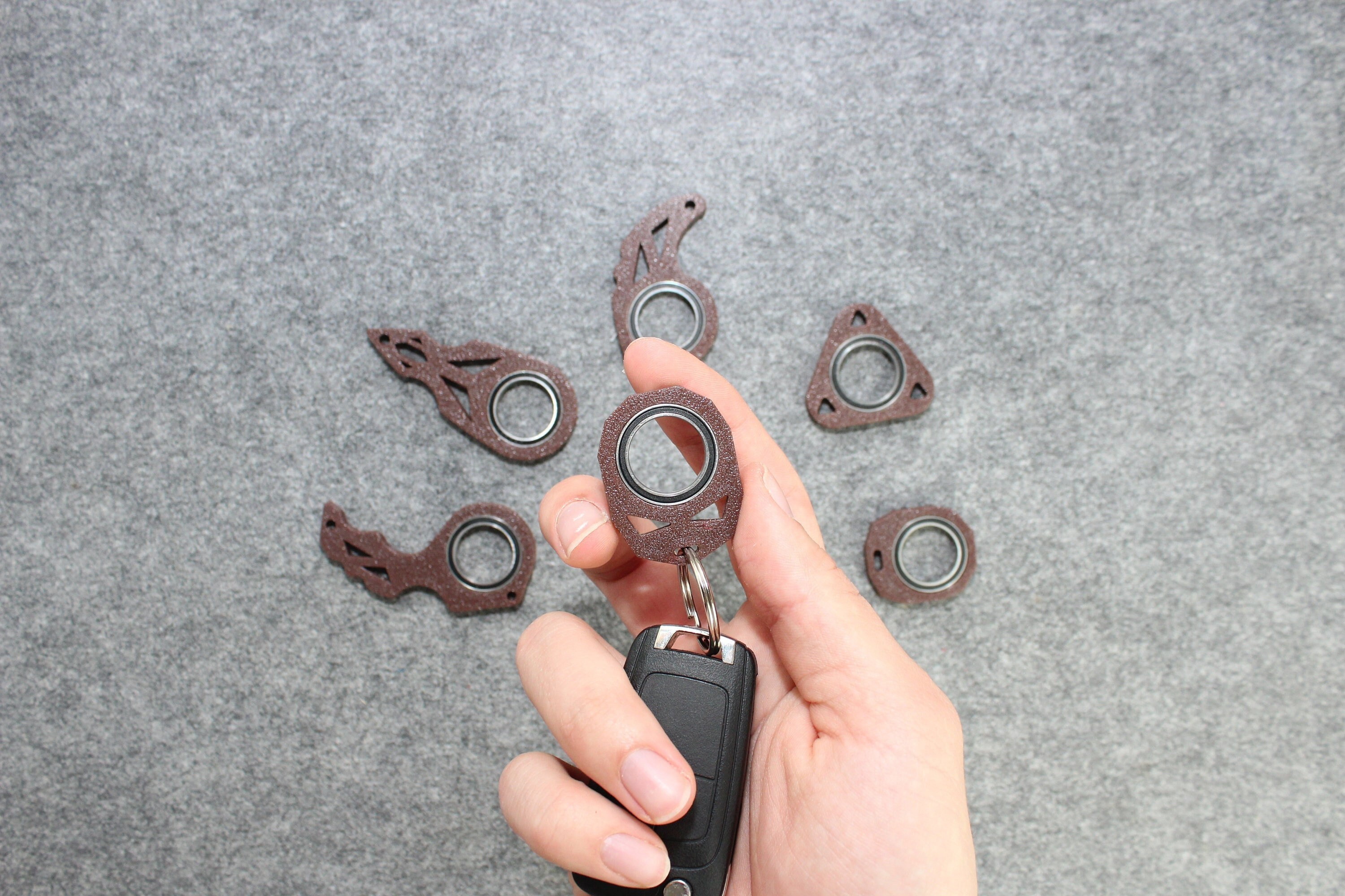 Spinly Fidget Keychain BROWN edition Key Spinner for cool moves Karambit  Style Keychain Schlüsselanhänger - .de