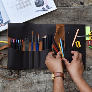 Handcrafted Leather Artist Roll, pencil case, Pencil Holder,Handmade Leather Artist Roll, pencil Wrap, Paint brush holder , imagem 1