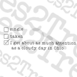 Puede incluir: Una pregunta de opción múltiple con una marca de verificación junto a la opción "Recibo tanta atención como un día nublado en Ohio". Las otras opciones son "soltero" y "en pareja".