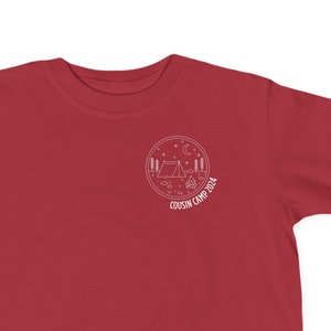 Camiseta de punto fino para niños pequeños Camp Cousin Upper Left
