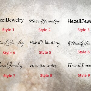 Pu&ograve; includere: Nove diversi stili del testo "HezeilJewelry" sono mostrati in nero su sfondo bianco. Il testo &egrave; in una variet&agrave; di font e stili, tra cui corsivo, scrittura e lettere a blocchi.