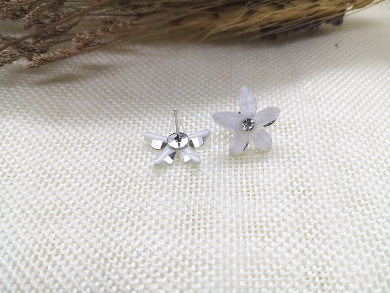 Christmas gift her birthday gift or perfect bridesmaid gift white flowers Flower Earrings