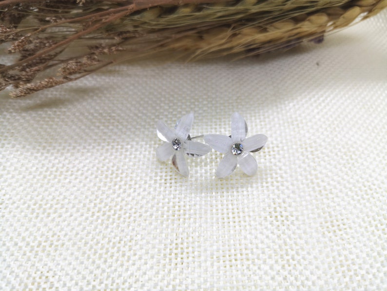 Christmas gift her birthday gift or perfect bridesmaid gift white flowers Flower Earrings