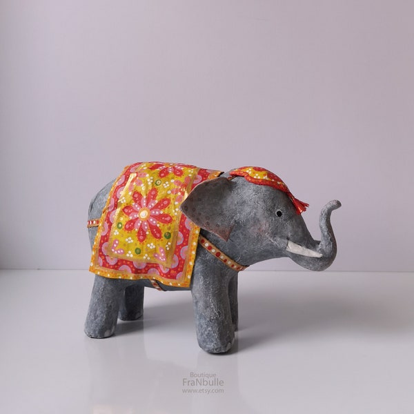 Sculpture éléphant en papier mâché. Figurine d'éléphant stylisé avec décorations et motifs de fleurs d'inspiration indienne.
