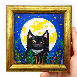 木ブランコで星空を眺める猫の絵画、紫色の夜空、満月と星が輝く