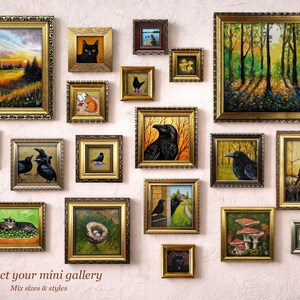 Pode incluir: Uma cole&ccedil;&atilde;o de pinturas em miniatura emolduradas em v&aacute;rios tamanhos e estilos, com paisagens, animais e naturezas mortas. As obras de arte s&atilde;o exibidas em uma parede rosa claro, com molduras douradas ornamentadas. O texto "Collect your mini gallery" est&aacute; na parte inferior.