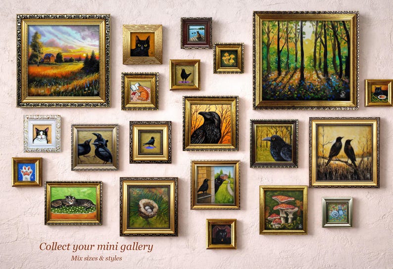 Pode incluir: Uma cole&ccedil;&atilde;o de pinturas em miniatura emolduradas em v&aacute;rios tamanhos e estilos, com paisagens, animais e naturezas mortas. As obras de arte s&atilde;o exibidas em uma parede rosa claro, com molduras douradas ornamentadas. O texto "Collect your mini gallery" est&aacute; na parte inferior.