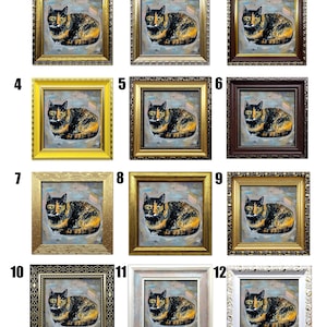 Pode incluir: Uma cole&ccedil;&atilde;o de doze pinturas quadradas emolduradas, cada uma apresentando a mesma pintura a &oacute;leo de um gato tartaruga sentado em um fundo azul claro. Cada moldura tem um design &uacute;nico, variando de ouro e prata ornamentados a preto liso.