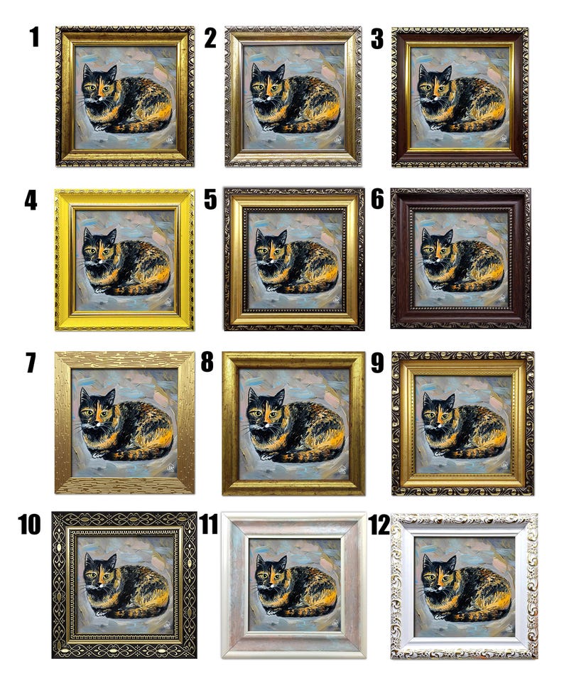 Pode incluir: Uma cole&ccedil;&atilde;o de doze pinturas quadradas emolduradas, cada uma apresentando a mesma pintura a &oacute;leo de um gato tartaruga sentado em um fundo azul claro. Cada moldura tem um design &uacute;nico, variando de ouro e prata ornamentados a preto liso.