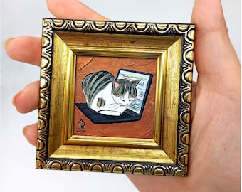 Cuadro de gato atigrado sobre portátil: Mini cuadro de escritorio enmarcado