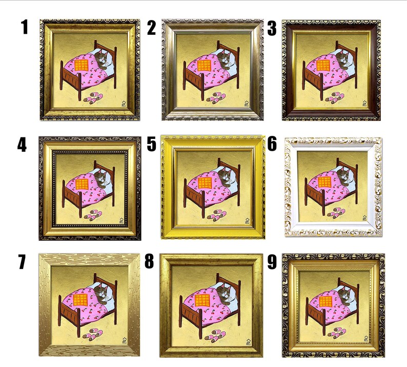Puede incluir: Nueve pinturas enmarcadas de un gato durmiendo en una cama. Cada pintura tiene un marco de color diferente: dorado, marr&oacute;n, blanco, amarillo y negro. El gato est&aacute; representado en una cama rosa con una manta a cuadros. Las pinturas est&aacute;n numeradas del 1 al 9.