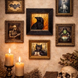 Pode incluir: Uma cole&ccedil;&atilde;o de obras de arte g&oacute;ticas emolduradas, incluindo um morcego, um corvo, um esqueleto e uma bruxa, dispostas em uma parede. Duas velas acesas em casti&ccedil;ais de lat&atilde;o e uma caveira em uma prateleira de madeira.