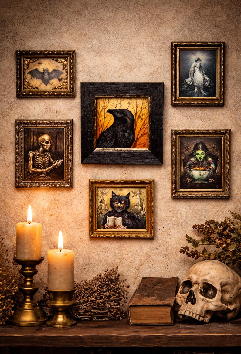 Pode incluir: Uma cole&ccedil;&atilde;o de obras de arte g&oacute;ticas emolduradas, incluindo um morcego, um corvo, um esqueleto e uma bruxa, dispostas em uma parede. Duas velas acesas em casti&ccedil;ais de lat&atilde;o e uma caveira em uma prateleira de madeira.