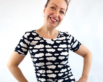 Camisa de nubes en blanco y negro de manga corta "Lena", camiseta ajustada con purpurina, camiseta básica cómoda para mujer, moda lenta, hecha a mano con amor.