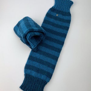 Puede incluir: Calentadores de piernas de punto a rayas azules y verde azulado con un peque&ntilde;o detalle de bot&oacute;n.