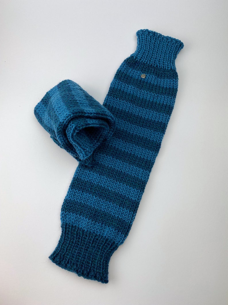 Puede incluir: Calentadores de piernas de punto a rayas azules y verde azulado con un peque&ntilde;o detalle de bot&oacute;n.