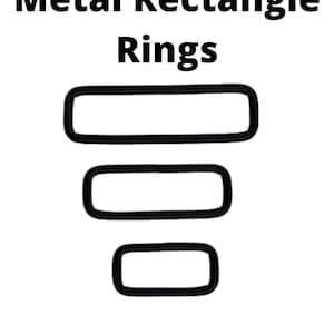 Puede incluir: Tres anillos rectangulares de metal negro de diferentes tamaños sobre un fondo blanco. El texto "Metal Rectangle Rings" está en la parte superior. Los anillos tienen esquinas redondeadas y son huecos por dentro. El logotipo de WBC Industries, Inc. está en la esquina inferior derecha.