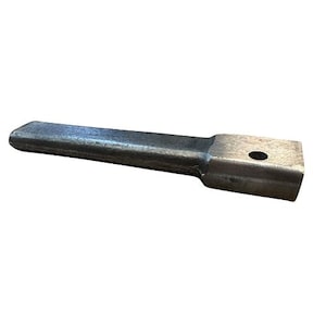 Op de afbeelding: Een metalen gereedschap met een rechthoekig lichaam en een vierkante kop. Het gereedschap is donkergrijs van kleur en heeft een gat door de kop. Het gereedschap wordt waarschijnlijk gebruikt voor constructie of reparatie.