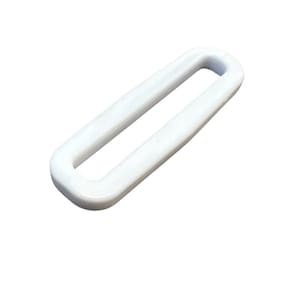 Peut inclure: Boucle coulissante en plastique blanc pour sangle ou ceinture. La boucle est rectangulaire avec un bord arrondi et une surface lisse.