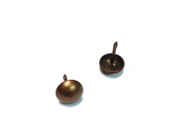 Clavos decorativos oxidados antiguos. Disponibles en varios tamaños. Se venden en paquetes de 25 piezas.