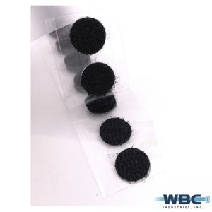 Peut inclure: Une bande de pastilles auto-agrippantes noires sur un support transparent. Les attaches circulaires sont disposées en ligne verticale, avec une surface texturée. L'image est sur fond blanc.