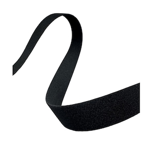 以下が含まれることがあります： 白い背景に、黒い弾性リボンがカーブを描いています。リボンのテクスチャ加工された表面が確認でき、その柔軟性と形状が強調されています。様々なクラフトプロジェクトに最適です。