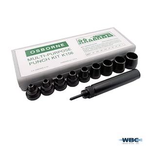 Puede incluir: Una caja de plástico gris con el texto "OSBORNE MULTI-PURPOSE PUNCH KIT K156" en la tapa. La caja contiene un juego de 10 herramientas de punzonado de metal negro, incluida una herramienta de punzonado con mango.